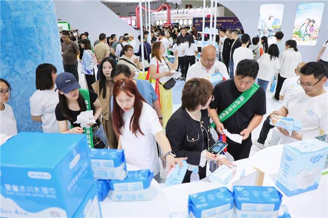 亮相武汉生活用纸国际科技展览会AG真人平台可心柔「柔软世界」(图4)